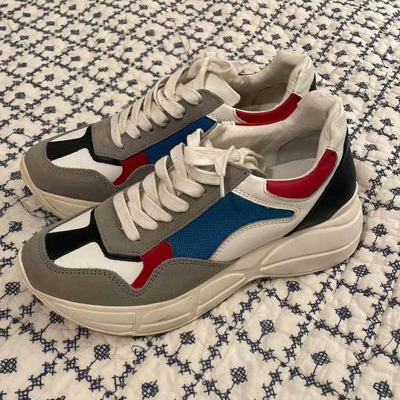 Never worn Steve Madden tennis shoes. Size 8 - Picture 1 of 7